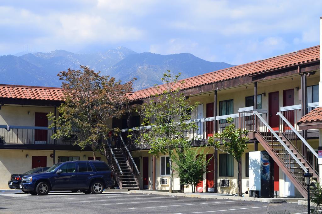 Pasadena Lodge 2*